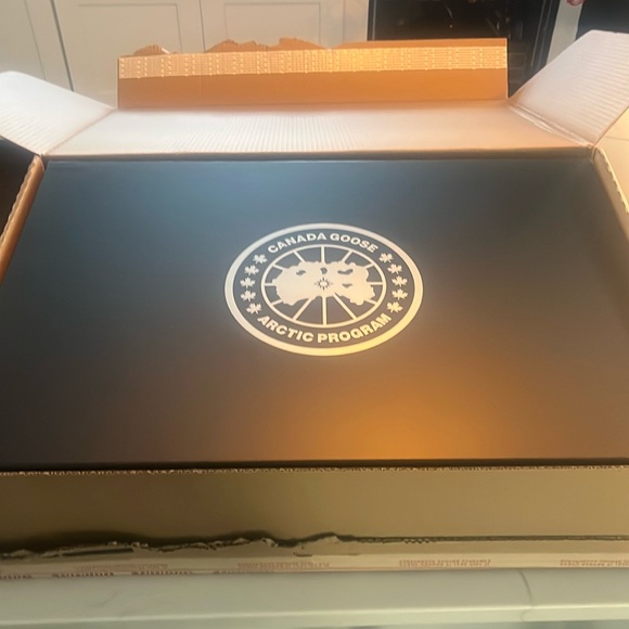 Canada Goose Box, Hangar & Garment Bag -authentic - Picture 2 of 10